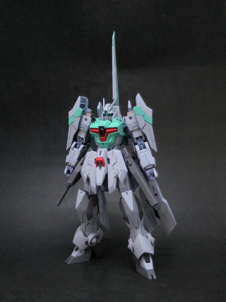 ジム顔にしたことと肩部を中心としてシルエットを変更したことでずいぶん量産機らしくなったと思います。制作中はリゼルやデルタプラスといったUC系可変機を意識していました。