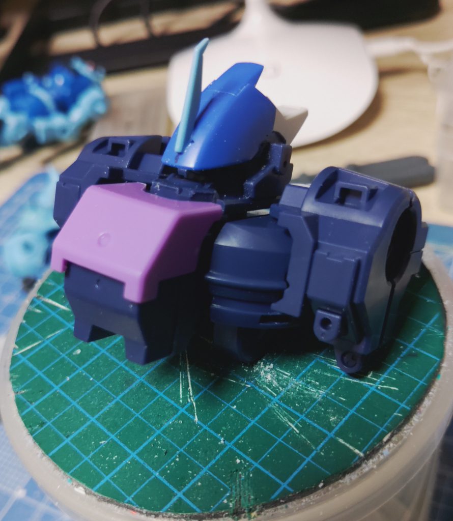 せっかくなので製作途中を。頭部は全体的に回収。グレイズ?の腕あたりのパーツとかなんかのパーツを使いつつ、グフの角を取り付けました。