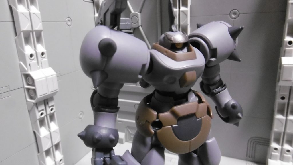 モノアイは半月の方にして、金色に塗装。エルドラ～の特徴である「紫のカメラアイ」じゃなくなり、エルドラの名を外しています。（「～アーミー」名義だと別の機体になってしまうため）