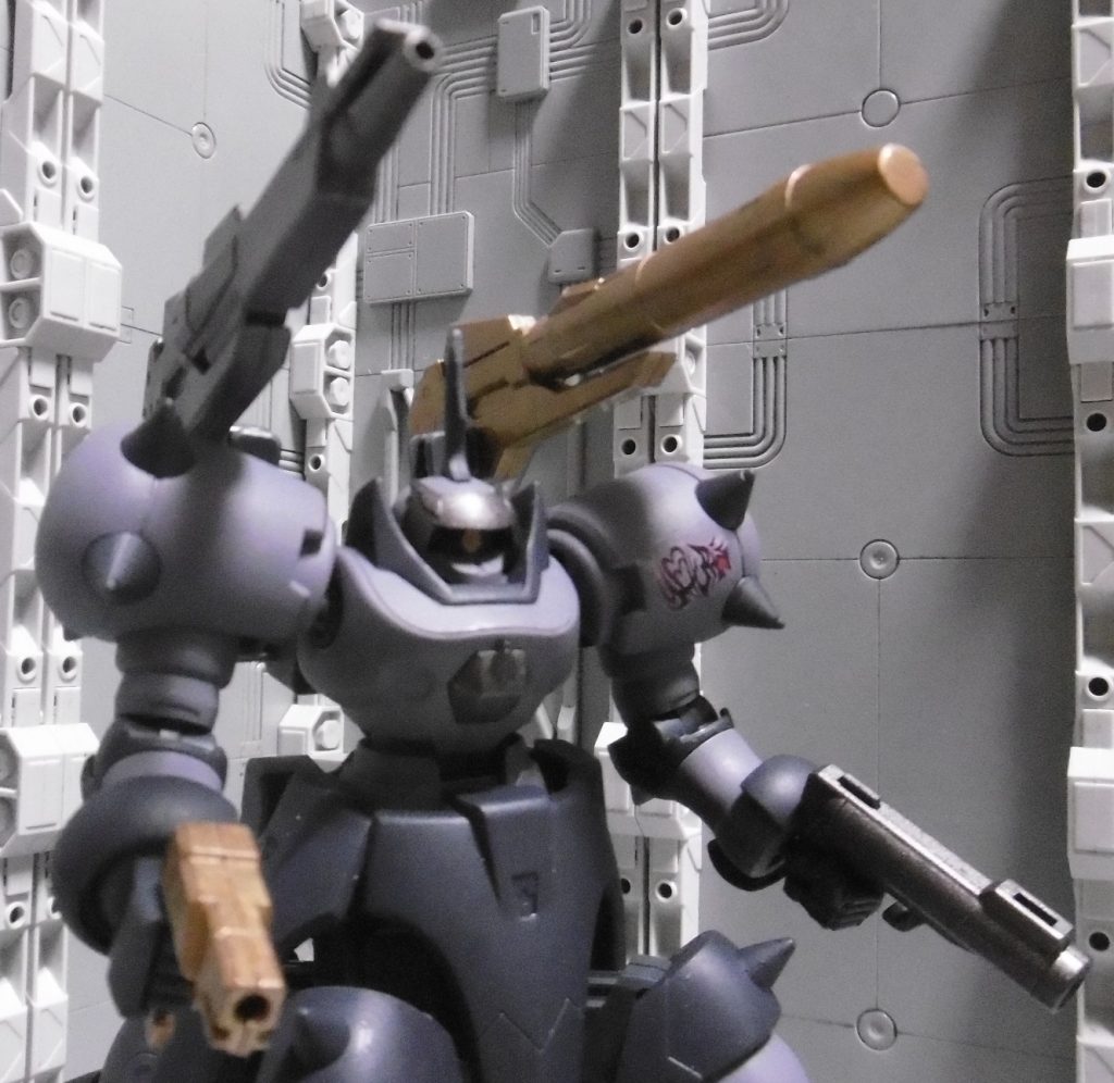 ピストル・グレネードランチャー・大型ライフルの銃口を開けています。近距離ではピストル、近~中距離ではグレネードランチャー、中~遠距離では大型ライフル&ミサイル