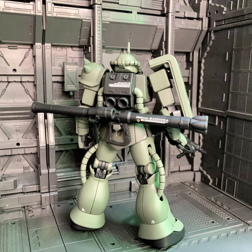 後ろからバズーカのデカールはリアルタイプザク付属の物ですが、雰囲気でるのでお気に入りです。