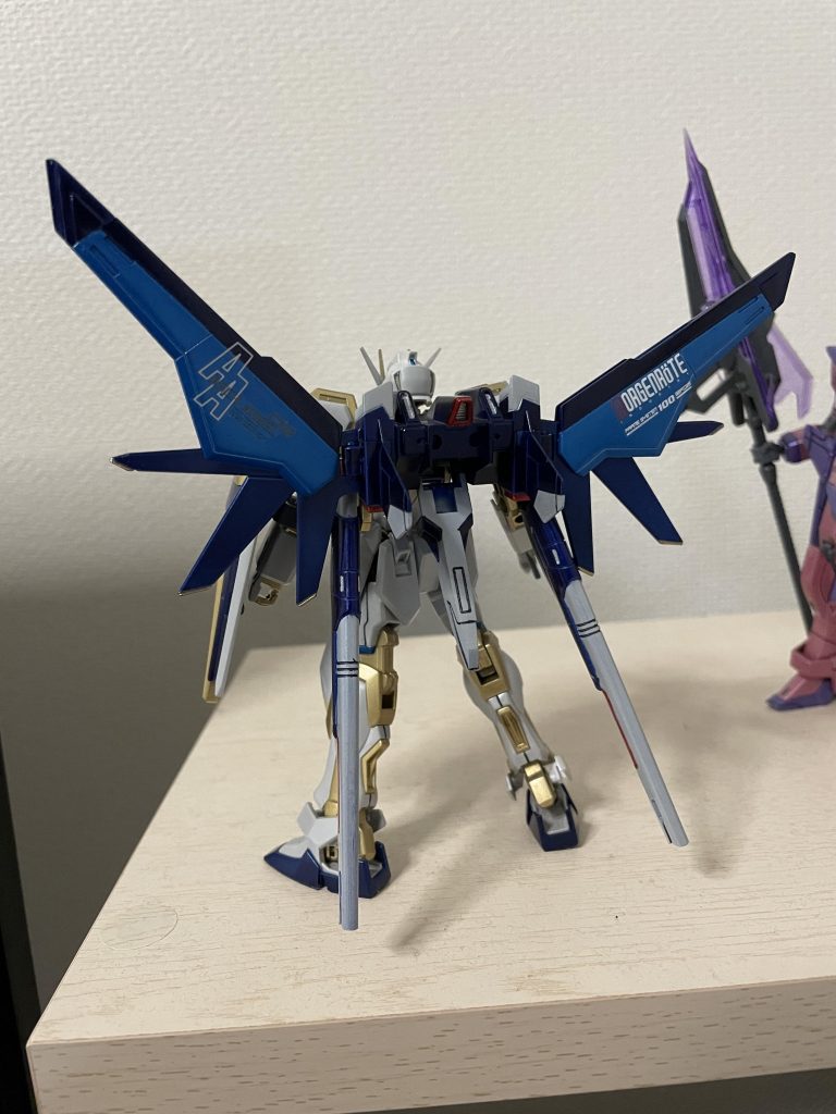 主翼には姿勢制御用スラスターが片翼に3機搭載されておりエールストライカーよりも柔軟かつ高い機動性を追求して開発されている。