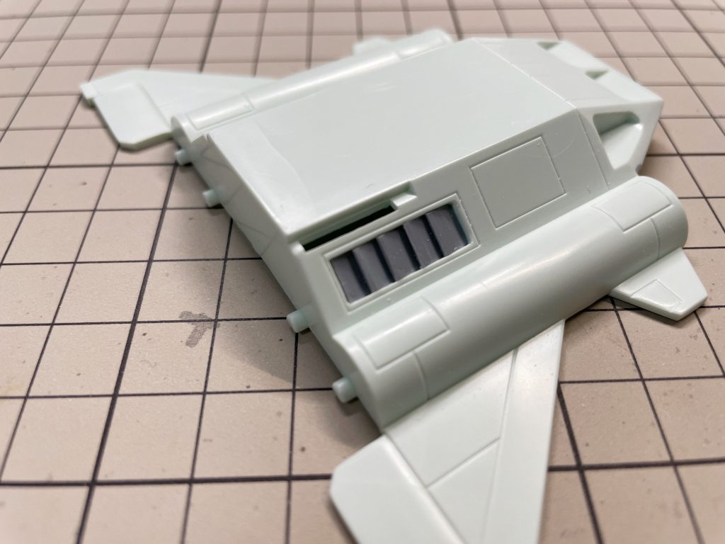 機体後部の排気ダクト?は穴を開けてプラバンで作り直しました。