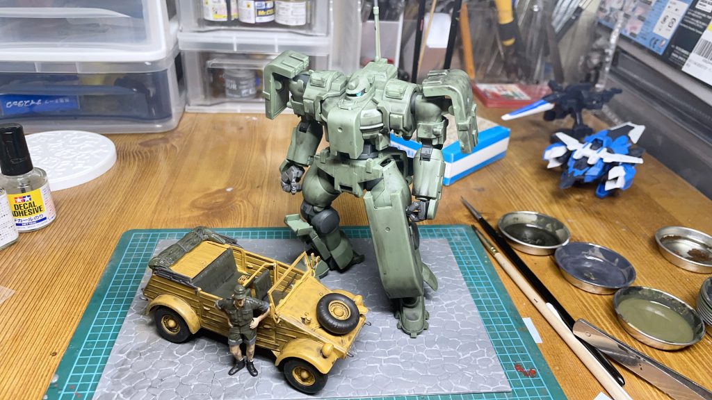 ビルっぽくみえたなら嬉しい後ろの工具ボックスいつ買ったか覚えの無い石畳シートこんなんでもそれっぽく撮影出来るもんですね(｡╹ω╹｡)