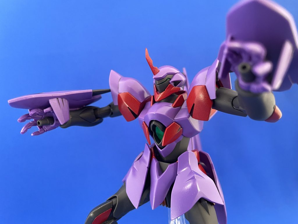 腹部のビームランチャーはクリアパーツ裏面にホログラムフィニッシュを貼り付け。このアイテムすごい良いですね！クリアパーツの輝きがダンチなのよね！