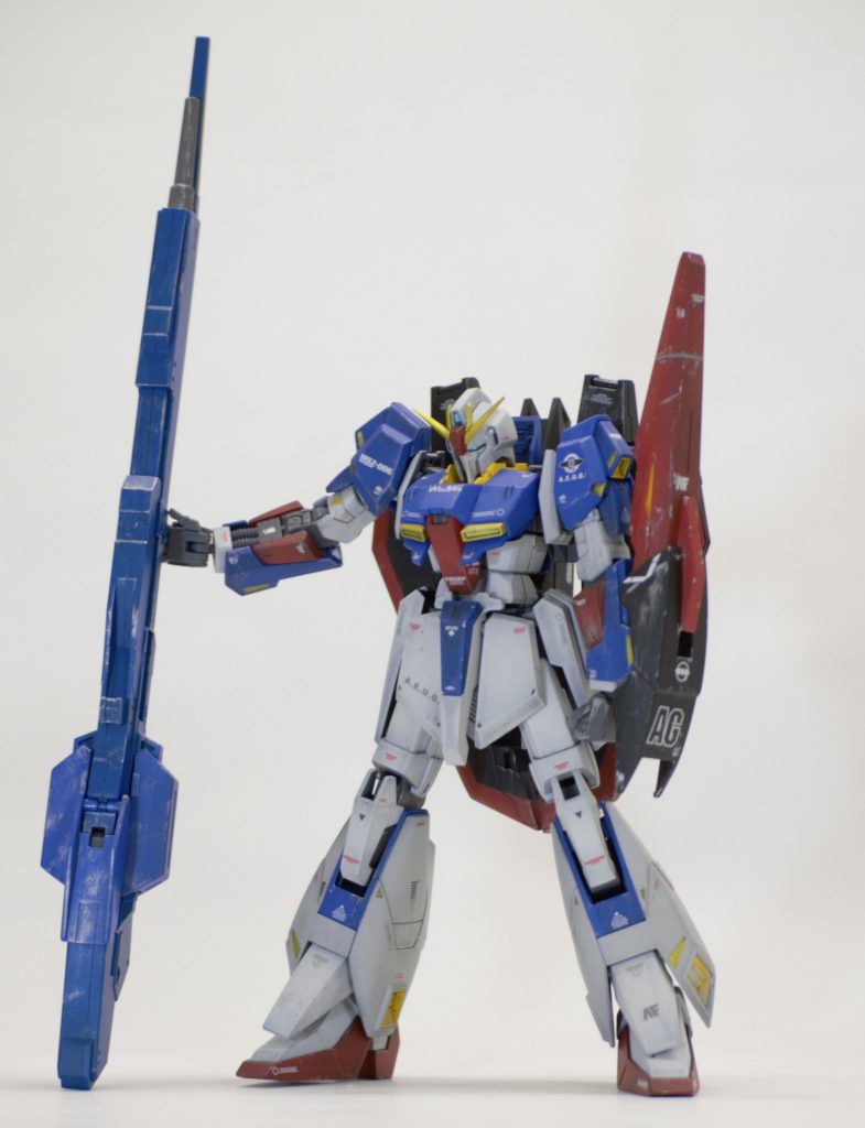 今回は気に入らない点を改造した後、グラデ塗装を行いました。基本の整面処理をした後、形のおかしい顔面を改造して、イメージ通りのZにしました。プラ板で口元と頬、ひさしを延長してます。