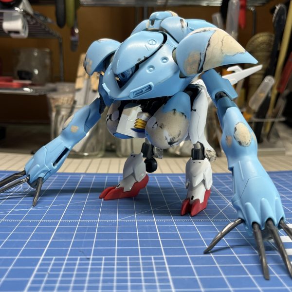 ハイゴッグ前作完成以降はガンプラではないもの諸々を作っていましたが、久々に戻ってきました。とは言うものの、超スローペースです。素組を終えた1枚目の画像は10月13日。脚部を逆関節にしたいなぁと思っていたところ、ガンダムバルバタウロスの発表があり、その後ろ脚を見てパkらせてもらうことを決意。で、ルプスレクスとのミキシングを行なって大体の形が出来たのが昨年末。2枚目の画像です。ここからはディテールアップですが、やりたいことが山積みなのでまだまだ時間がかかりそうです。放置してビルドコン機体を作るかもしれません。（2枚目）