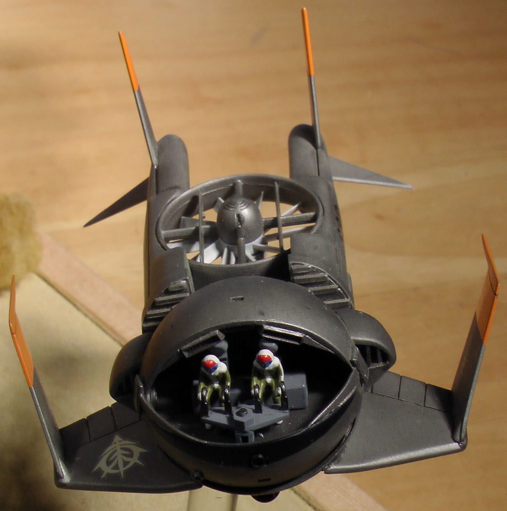 いくつも余っているMGザクの座ったパイロットを、コクピットに2名座らせています。