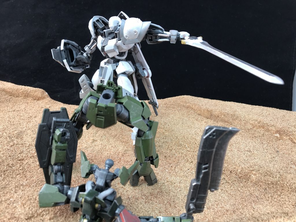 本機のメイン武装となる長剣。単純な実体剣として用いることができるほか、エネルギーを用いることで一定時間ヒートソードとして機能し、攻撃力を上げることも可能となっている。なお、本機はこの武器を左手で扱うが、これはまるいるかが左利きだというわけではなく、当時、防御を基点とした戦闘スタイルを好んでいたために、盾を、扱いやすい右手で持つためにこのスタイルに落ち着いたということである。