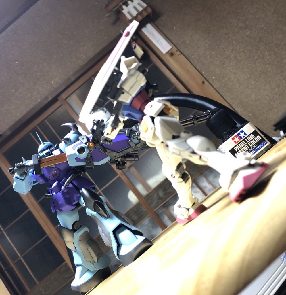 遠近法でなんとか誤魔化せないかと…強者のオーラが出てるでしょうかw初めてのMGはまさに異次元体験でした。置き場所の問題や細かいディティールをあまり求めていないため、自分には HGくらいまでが合っているのかなと思いますが、機会があれば別のキットにも挑戦してみたいですね。