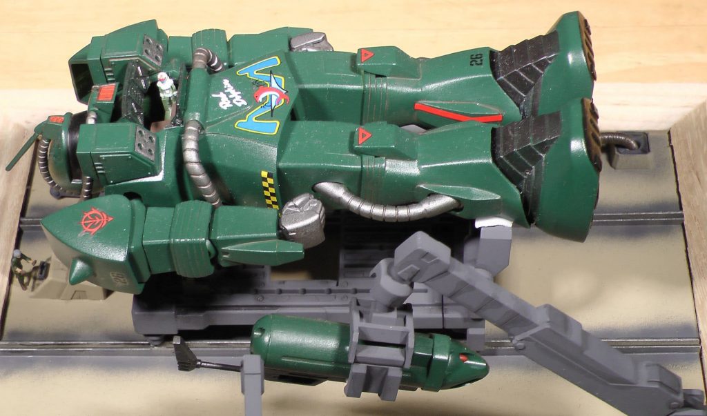 水中用ザクのヒジ・ヒザには付属の関節カバーを付したので完全にポーズ固定されています。コクピットにはビルダーズパーツから女性パイロットを配置しました。