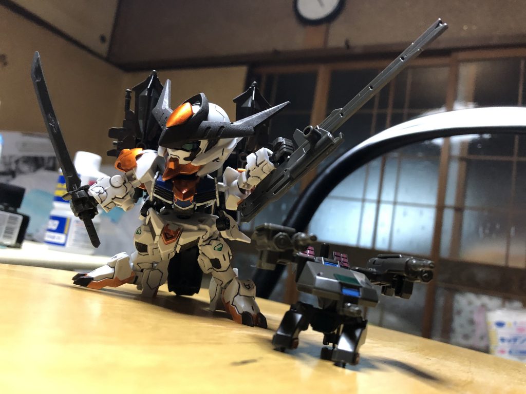 SDオリジナルのフル装備で進撃…荒野のジオラマとか似合いそうですw正直失敗だらけの感はあるのですが、結果オーライという感じで割と気に入っています。鉄血シリーズは独特のシルエットの機体が多いようなので、アレンジの幅が広がって楽しそうですね^_^b