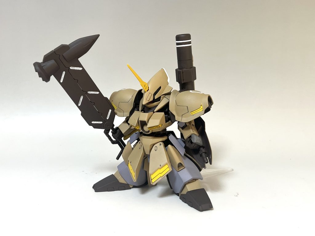 まずは正面。頭はザクⅡの基部とモノアイを芯にプラ棒とプラ板にでスクラッチしました。