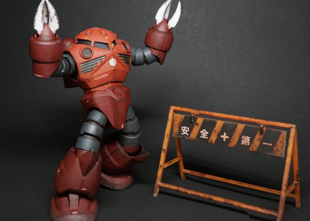 ガンプラのウェザリングは初めてやりました。手前味噌ですがなかなかうまく出来たと思います。隣のは練習用に汚したセリアのミニチュアです。
