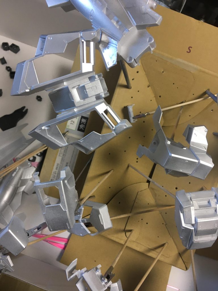 シルバーの後、クリアーホワイトにしました。というわけで下地は全てシルバー塗ってます。うん・・塗料の減りが早いぞっ！