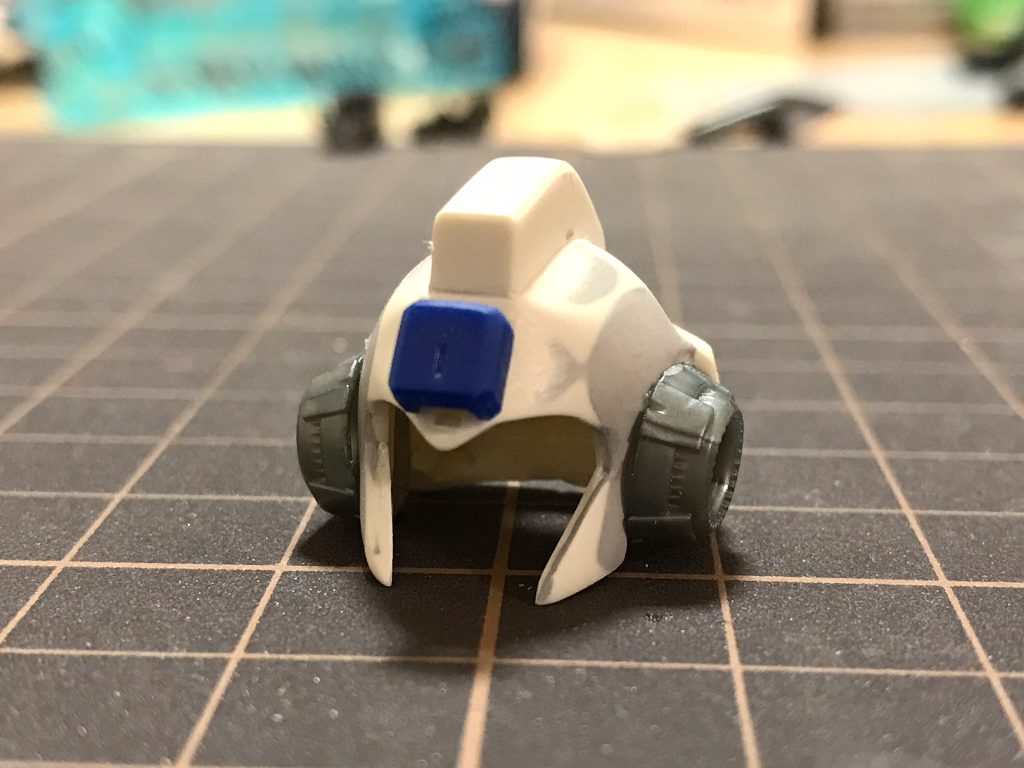 ここからは製作工程です。特徴的なメットですが、ギミックのためには着脱可能に、しかもコアガンの頭を削るわけにもいかない…となかなか難しい事を強いられました。材料のMGゼータプラスの頭を、跡形が無くなるくらい削り込んでの製作となっております。
