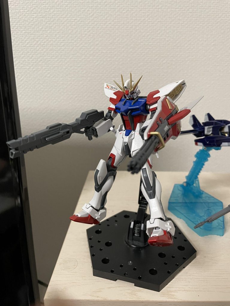 倍返しだぁぁぁぁあ!と言いたくなるポーズです!個人的にはヘビーアームズが好きな機体としてあるので過去に作らなかったパーツを使用できた上に余剰機体で自分好みの機体が一機作れて良かったです。ちなみに白いパーツとフレームはほぼ成形色の部分塗装となります、仕上げにパールクリアで仕上げたら結構ピカピカして塗装したパーツに負けない感じになり安心しました。