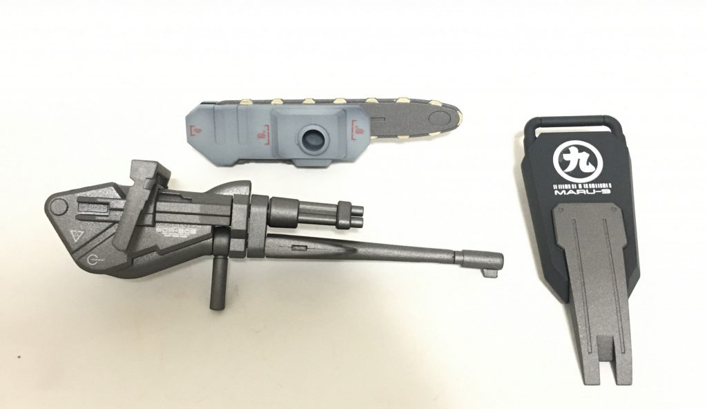 武装類は、チェーンソー、チェンジリングライフル、シールドです。ミリタリーっぽい感じが出したかったので、シールドはブルーディスティニーから拝借しました。