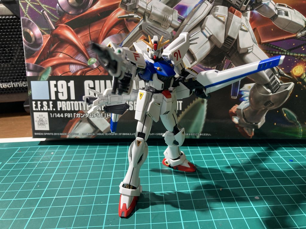 出来上がりが思ってた以上に小柄でしたが、その分製作の頑張りがギュッと詰まってる気がします。卓上に飾るのに丁度良いサイズ感。機体自体の思い出補正もあってか、自分の中でもかなりお気に入り作品となりました。長々とお付き合い頂きありがとうございました。