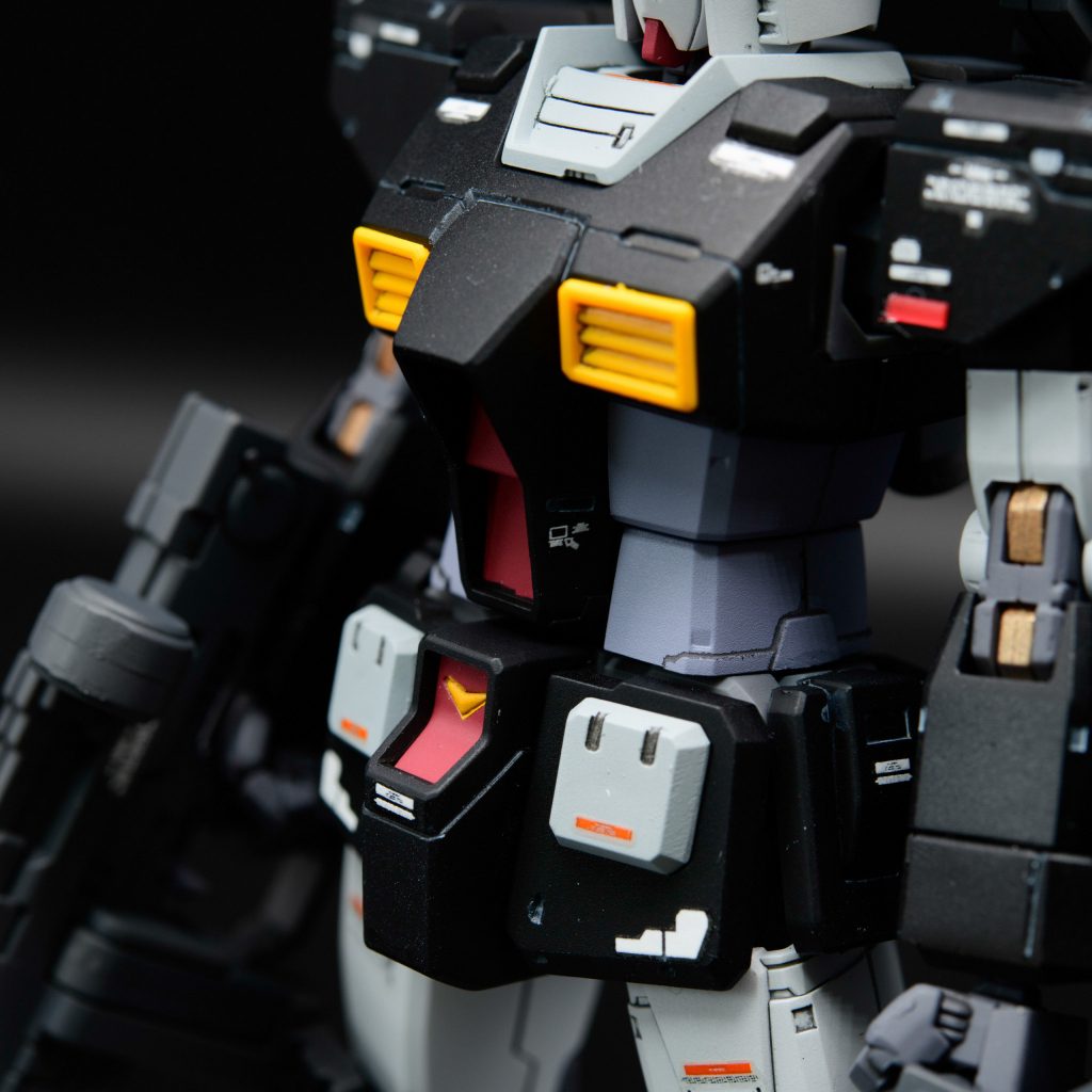 コックピットハッチは一体成形なので塗り分けは苦労しました。