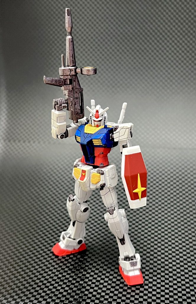 ガンダム本体の加工は以下の通りです。・肘の可動、腰の可動を追加・ライフル、シールドの追加・股を広く開けるように可動は最小限とはいえ、色分けも素晴らしい良いキットだと思います。