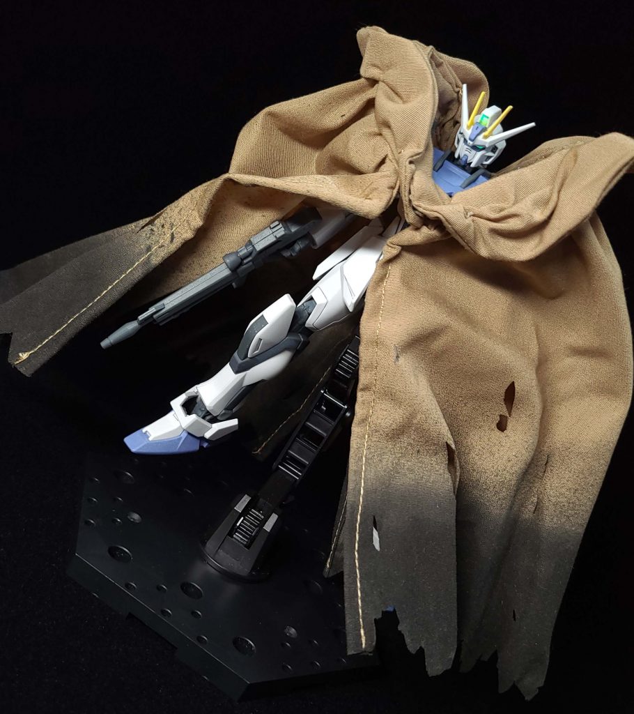 制作小話キットの青と赤のパーツにホワイトサ―フェイサーを塗布その後にすみれ色とホワイトをエアブラシで塗装しましたセンサー部分はガンダムマーカー蛍光グリーンです撮影時にUVライトを照射して光らせていますスミ入れした後につや消しトップコートを塗布しました使用したキット・ENTRY GRADE 1/144 ストライクガンダム×1・『G.N.PROJECT』オプションコスチューム 汎用型戦術マント(歴戦風Ver.)×2使用した塗料・水性ホビーカラー H-49 すみれ色・水性ホビーカラー H-1   ホワイト最後に自分好みに塗装した後にマントを見つけたので組み合わせてみました本当はマントを羽織った状態でポーズも撮らせてみたかったのですがむずかしくて今回は立ちポーズとしました次回はポージングも頑張りたいと思いますここまで見ていただいてありがとうございましたみなさんお体にお気をつけてお過ごしくださいませ