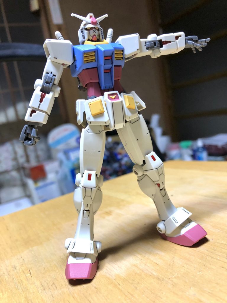 完成です!スマートな上に可動も素晴らしく、まさに最新型という感じですね。組み上げてみると配色のバランスもまとまって見えます。