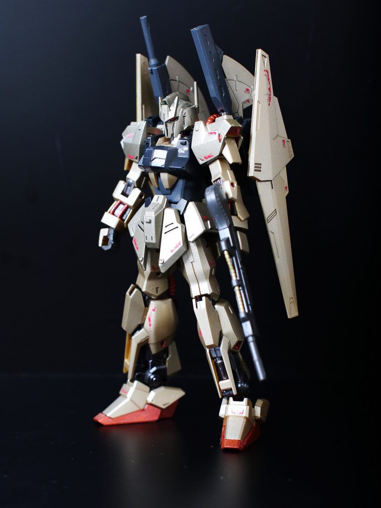 もともとの百式の頭部は小さかったのでデルタガンダムの頭部は少し頭でっかちに見える？かなと思いましたが、かっこいいので良しとしました。 ご覧いただきありがとうございました😊