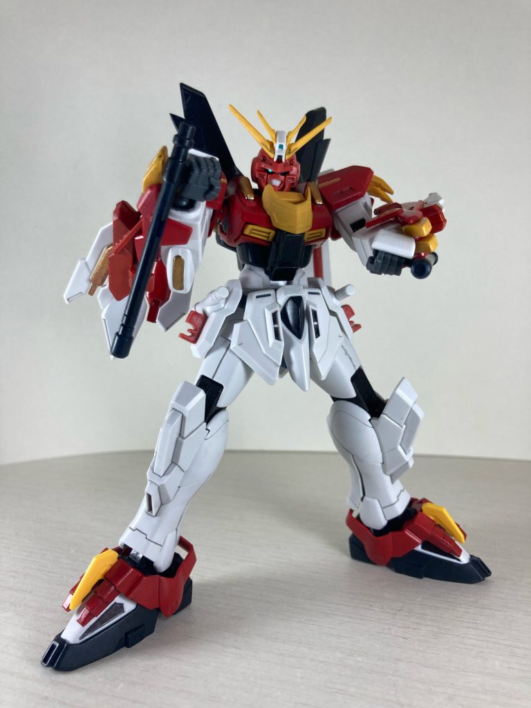武器はブレイジングガンダムのトンファーにビームサーベル。全てサイドアーマーにマウントされ、相手に合わせて使い分ける。