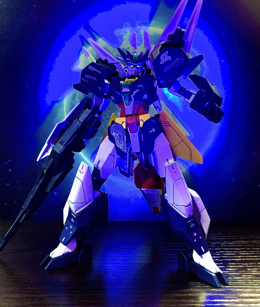 自分の手法として蛍光塗料を使って、ピカピカ光らせるのがめちゃくちゃ好きです。空を見上げるユーラヴェンガンダム…。何を見つめているのか。次回作のヒントですww