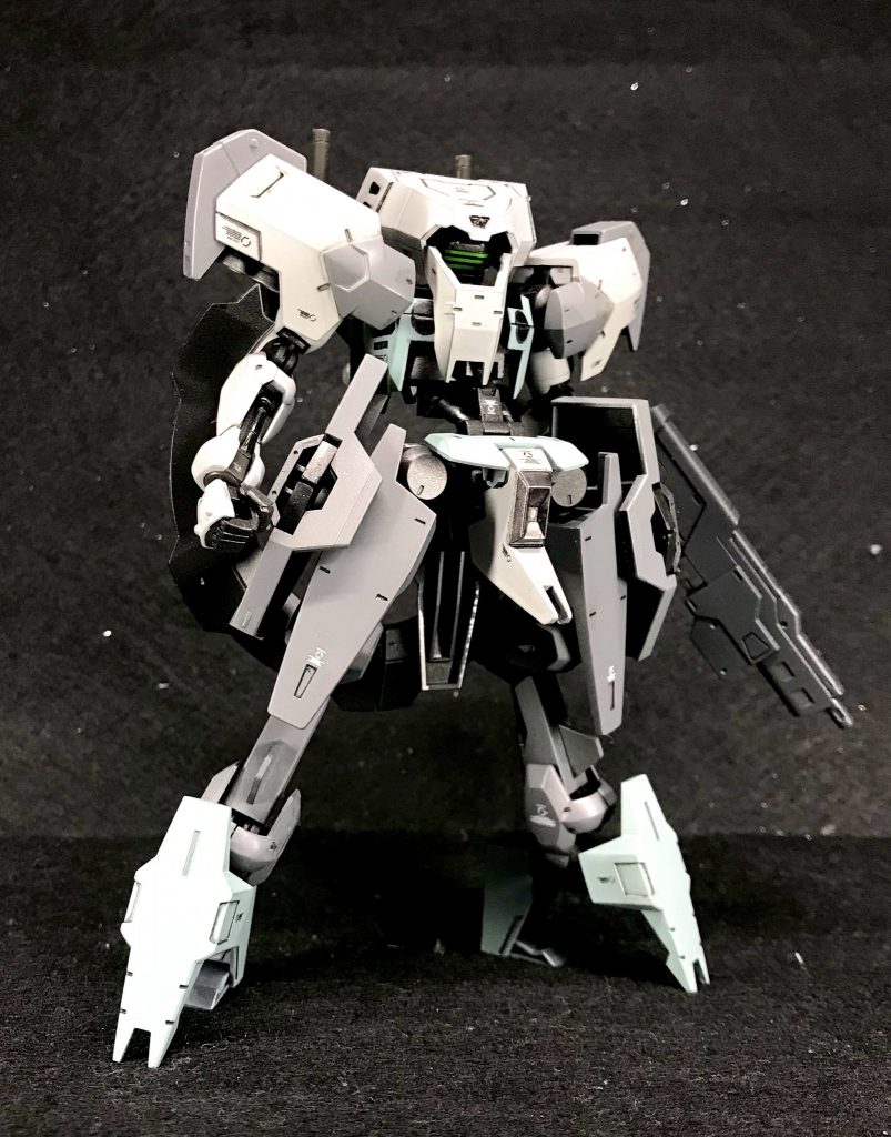 ガンダム系に少し飽きていたので、たまにはちょっとクセのある物も作ってみたいと思っていた時に、ふらっと立ち寄ってユーゴーを見つけた時に「これだ！」っと思いました笑 作ってみて、かなりカッコ良いMSである事を思い知らされました💦 劇中では、え〜っと・・「よあけのちへいせんだん」でしたっけ？とりあえず、あまり魅力的なキャラクターが搭乗してなかったような気がする(コラっ！)んですが、ユーゴーのデザインは結構好みでした😊