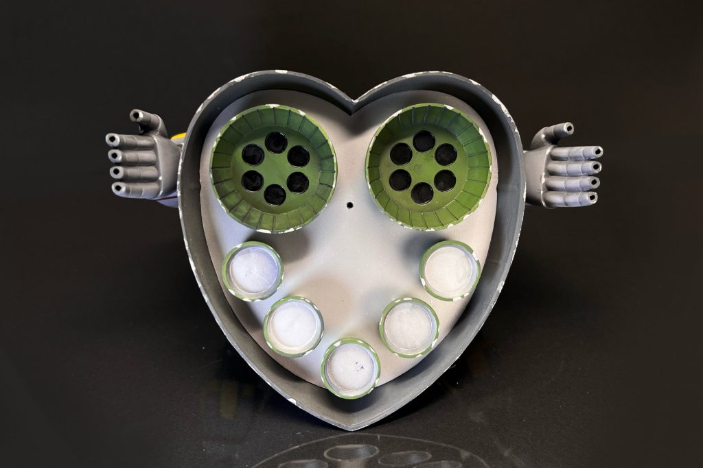 スカートの内部も塗り分けています。覗き込むか仰向けにしないと、これまた見えにくい^^;でも良いのです。装甲裏や足裏の処理と同じで、自分が見て満足なら良いのです。そう言い聞かせます(T_T)5基の小型バーニアの内部と、中心部がスカスカで少し寂しいので、プラ板やジャンクパーツで詰め物を拵えてやるとカッコイイかもしれません。