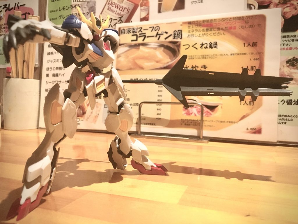 最初はこんなポージングにしようかと素組状態ですね。これではルプスレクスの凶暴さがたりないかなーと2枚目の写真のポージングに落ち着きました。では