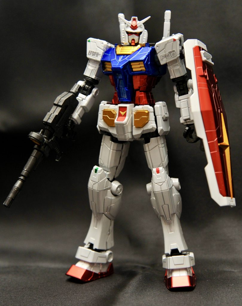 これはオマケ。ビームライフルとシールドを持たせてみました。実際の動くガンダムは手に何も持っていません。