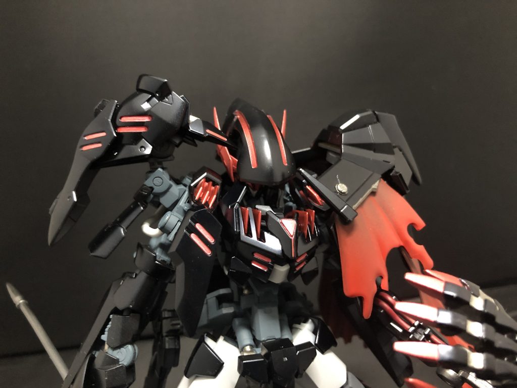 頭部カウルは可動します。