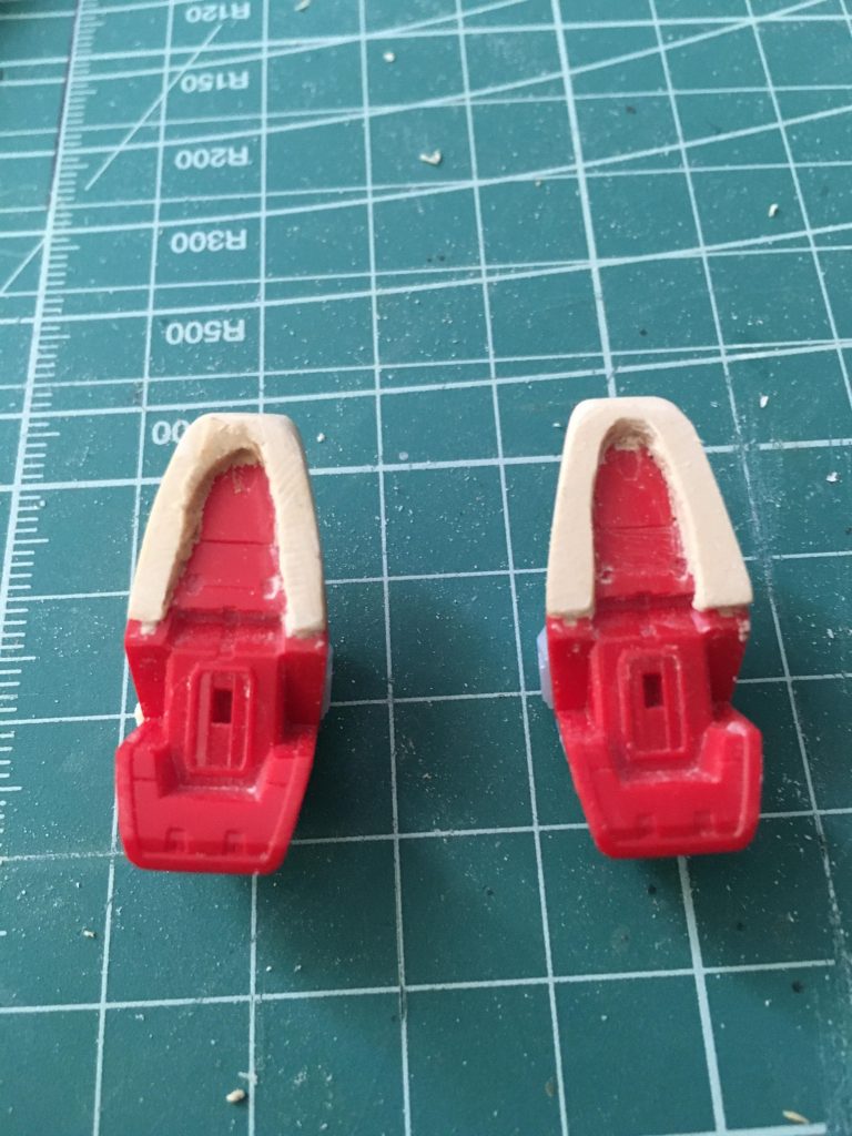 足。肉抜き穴を埋めて盛って自立できるように形を整えることで簡単に作れます。