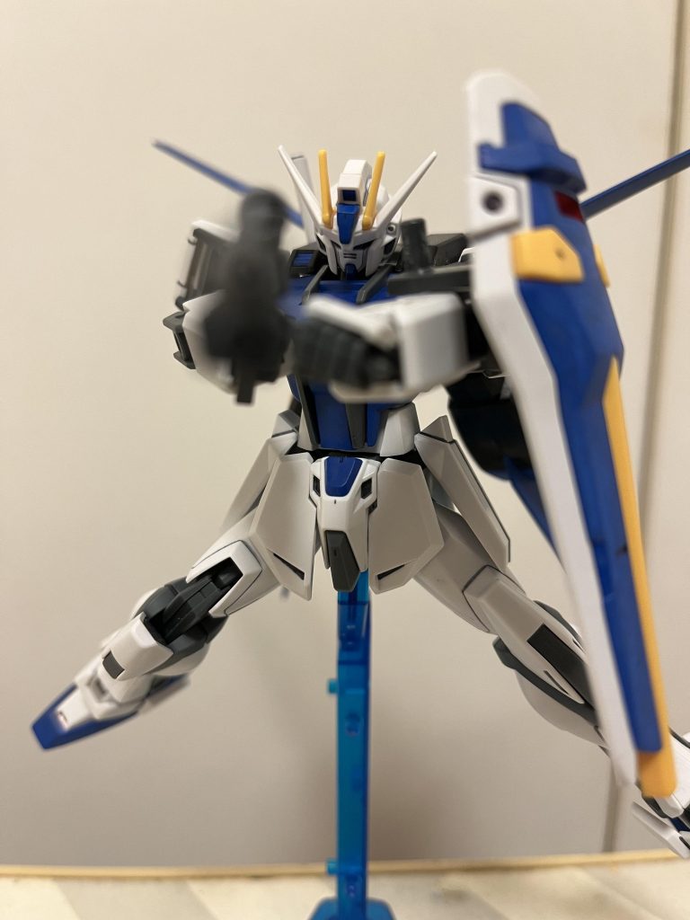 両手持ち。視線を揃えられる程の可動領域ではないのでこんな感じですかね。