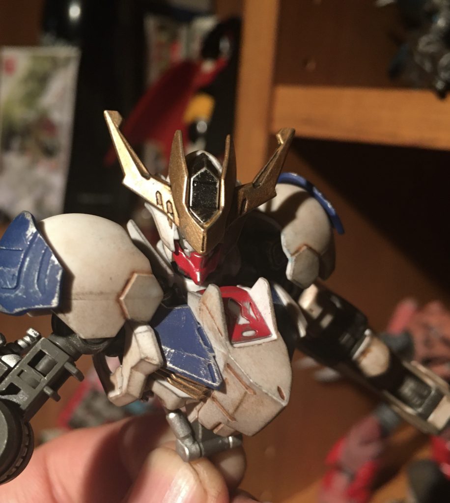 最初にいつも完成のポージングを決めてから頭→胴体→腕と上から順番に少しずつ作ります。飽きた時は違うのを作り始めます。