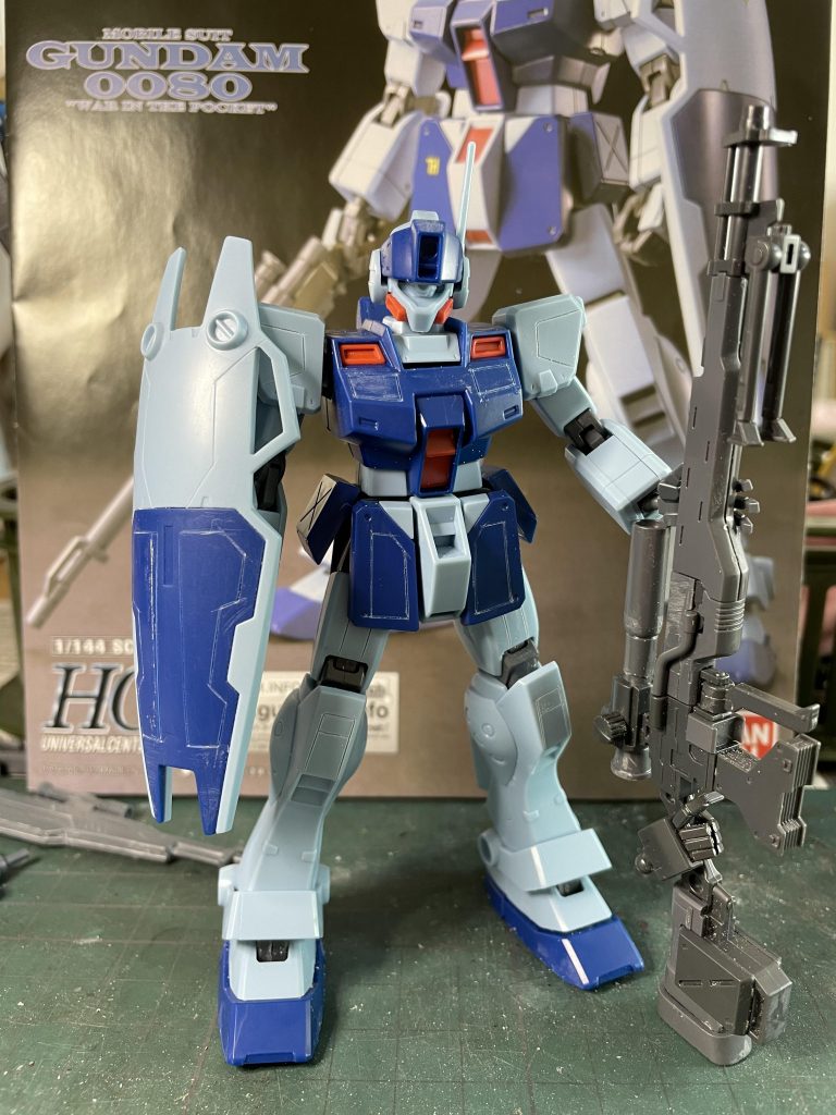 素組みとスジボリをしてのポージング。この時点で失敗したスジボリの後処理を怠ってました。それとタガネの刃の向きが一定方向ではなかった為、仕上がりの線の太さの均一が取れていない。左右対称のスジボリも不均等いい加減なゲート処理等々この時点で沢山のいい加減な作業をしていました。