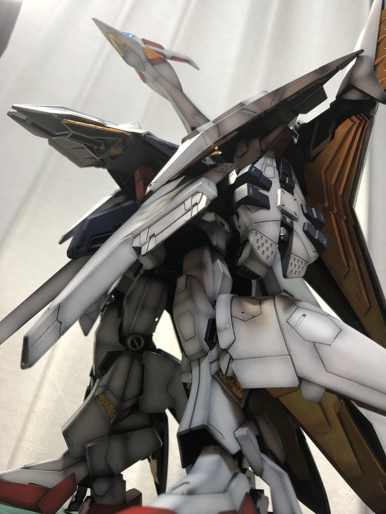 イエロー成形色のパーツは黒下地で金を塗装。クリアイエローでキャンディ塗装、クリアオレンジでグラデーション塗装しています。