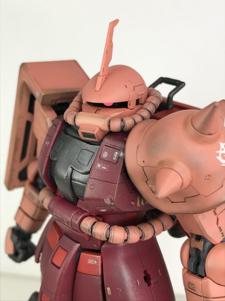 頭部はこれが標準（このキット専用）です。あらかじめ目つきが悪い仕様です。アンテナは高機動型ザク特有のスタビライザータイプです。カッコいいのですが、これだとシャアザクっぽくないので…