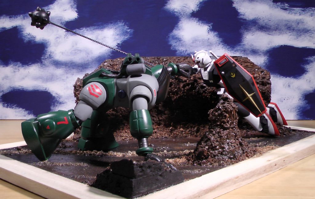 ガンダムハンマーを避けたゾゴックのアームパンチが、プロトタイプガンダムをとらえます。特務仕様なので身のこなしも軽快です。