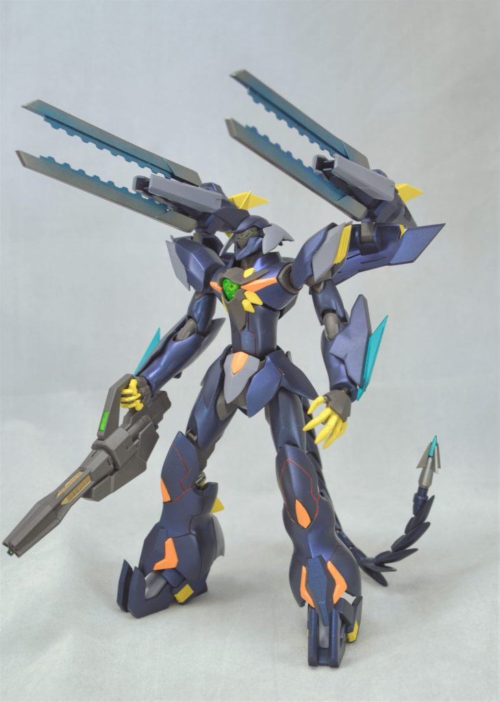 メインカラーは濃紺色の上からキトンブルーパールを吹き、半ツヤ消しクリアでコート。クロノスのカラーリングを踏襲しつつヴェイガン機の有機的美しさや不気味さが映えるようにしました。