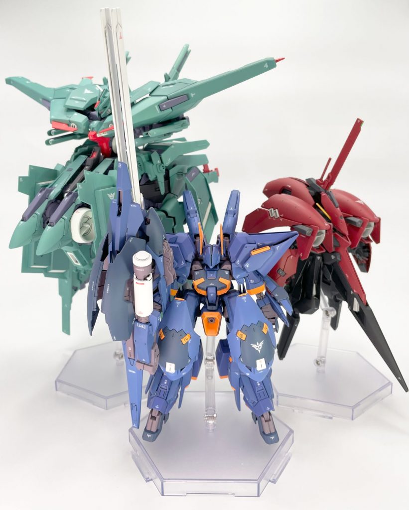 レジオン機体3ショット。赤青緑で揃えたかったのでこのカラーリングにしました。