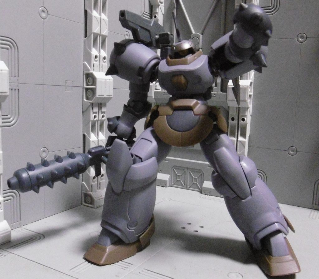 左手首は外して、バングルを前方に向けたナックル装備。スパイクで殴りつけます。とっつき