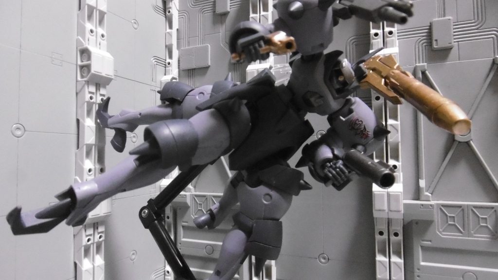 動き回りながら射撃オンリー四脚の付け根は非可動なためポージング制限ありますね。脚は動かさない方がカッコ良く思えます(※個人の感想です)______________________________ここまではガンプラとしての表現。ここからが本題(※長文注意)______________________________今回は『アーマード・コア3 サイレントライン』のアセンを参考に構築してみました。機体名の「サイレント」はそこから来ています。今までは「AC風の戦術をガンダム世界観に応用」でしたが、ここでは「ガンプラの構成をAC3SLの世界観に各データを合わせる」のが目的です。AC風アセンのデータを照合すると強いのか弱くなるのか(ACの世界観では戦えるのか的にされるだけか)、それを調べてみるだけとも。AC3SLに登場する各部位パーツから最も近い形状のデータをブルート側に当てて、APや実弾防御力といった各パラメーターを合計した最終値を出します。何を言ってるのか分からなかったらすみません。以降はAC3SLでの用語も使って行きます。ACのアセンは、必須パーツ8種+選択パーツ8種で構成されます。必須(頭部・コア・腕部・脚部・ブースタ・FCS・ジェネレータ・ラジエータ)は、1つでも欠けると出撃不可。選択(インサイド・エクステンション・肩装備・右腕装備・左腕装備・オプショナルパーツ)は、自由に選択可能。何でもありだとアレなので、制限を幾つか設けました。① 必須パーツは脚部積載量以内を厳守② 選択パーツは1種のみ重量過多を免除③ 強化人間禁止① を無視すると性能大幅ダウンになり、設定作りの意味が消失。② は武装解除を前提とする場合にのみ。基本は積載量以内を厳守。③ は強化人間自体が強すぎてしまうため。制限の中で試行錯誤。