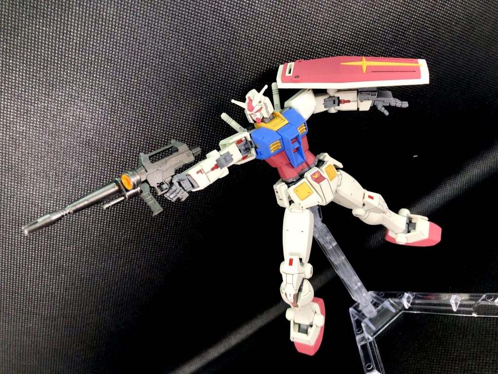 黒背景でも撮影してみましたが、白い機体は映えますね…背景の反射はライティングでもう少しなんとかできるかもしれません…