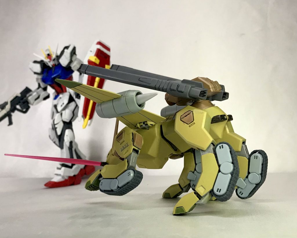 慣れない地形に戸惑うストライクに、ゆっくりと間合いを詰めて今まさに取り掛からんとするバクゥ・・っ！ 