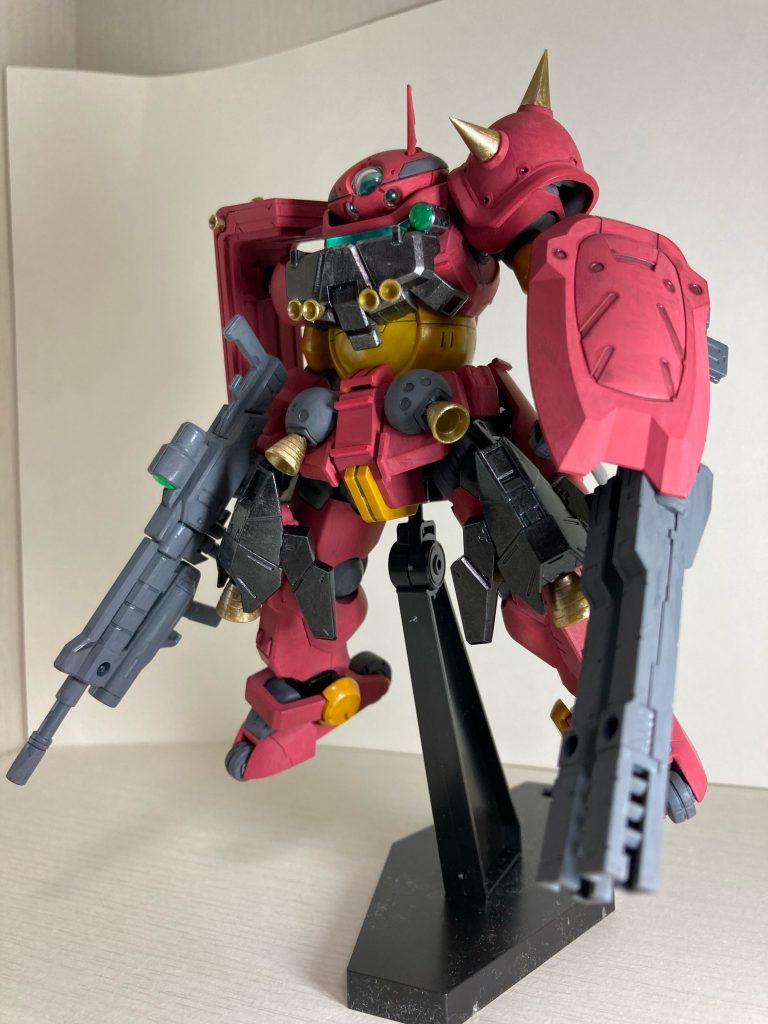レッドベアーの宇宙空間用装備。胸部にセンサーと追加アーマー。フロントスカート、脚部に追加スラスター。