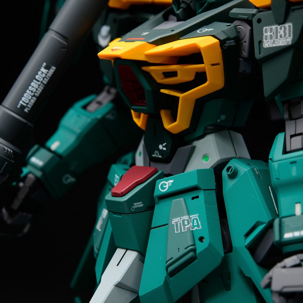 わかりにくいですがグリーンはトーンの違う3色で塗り分け。腰にディテールアップパーツを追加しています。